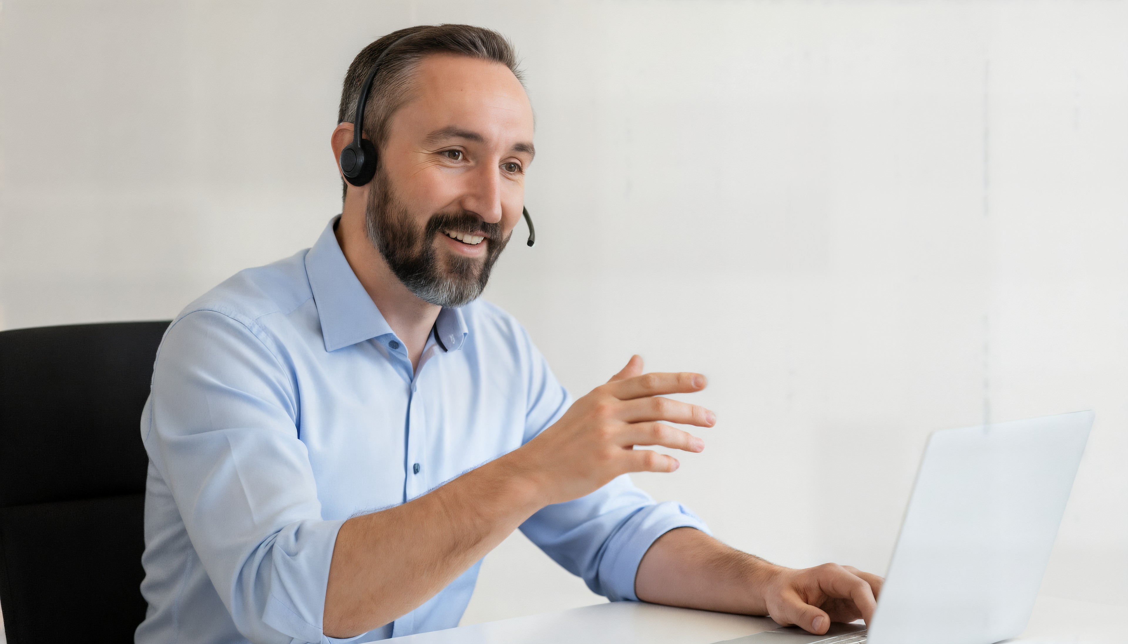 NovaData-Berater mit Headset im persönlichen Gespräch